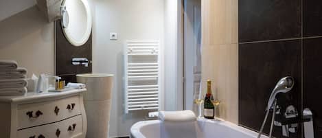 Familien-Suite | Minibar, Zimmersafe, Schreibtisch, Verdunkelungsvorhänge