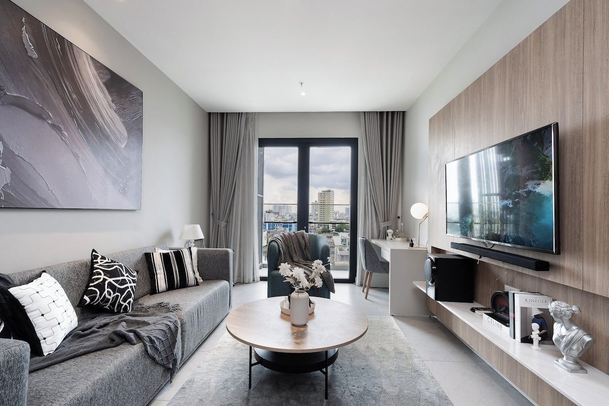 Departamento Deluxe, 2 habitaciones, balcón, vista a la ciudad | Área de sala de estar | Televisión LED de 65 pulgadas con canales por cable