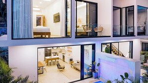A modern multi-level apartment with a bedroom, bathroom, kitchen, and living area. - Luxury This 2-bed, 2-bath villa with Exclusive access to the Langosta Beach Club (Tamarindo)