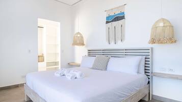 2 chambres, bureau, fer et planche à repasser, lit de bébé portatif