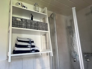 Shower, hair dryer, towels, soap - Reed-roofed FH with beach chair in the garden and close to the beach (Dranske)