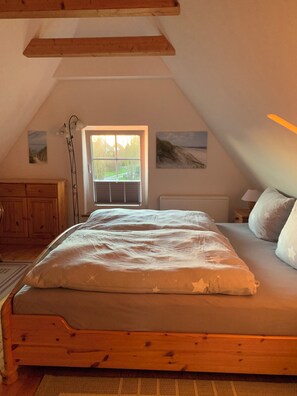 1 bedroom, desk, iron/ironing board, travel crib - Reed-roofed FH with beach chair in the garden and close to the beach (Dranske)