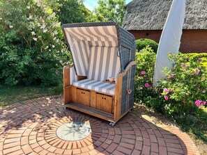 Property grounds - Reed-roofed FH with beach chair in the garden and close to the beach (Dranske)