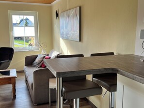 Dining - Reed-roofed FH with beach chair in the garden and close to the beach (Dranske)