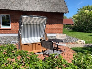 Terrace/patio - Reed-roofed FH with beach chair in the garden and close to the beach (Dranske)