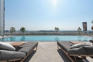 Outdoor pool - Premium 3B   Panoramic Burj View l King size Bed (Dubai)
