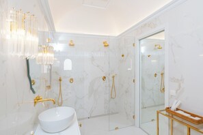 Shower, hair dryer, bidet, towels - La Sirenetta Luxury Suite Positano (Positano)