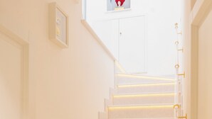 A staircase with illuminated steps and a view of a room at the top. - La Sirenetta Luxury Suite Positano (Positano)