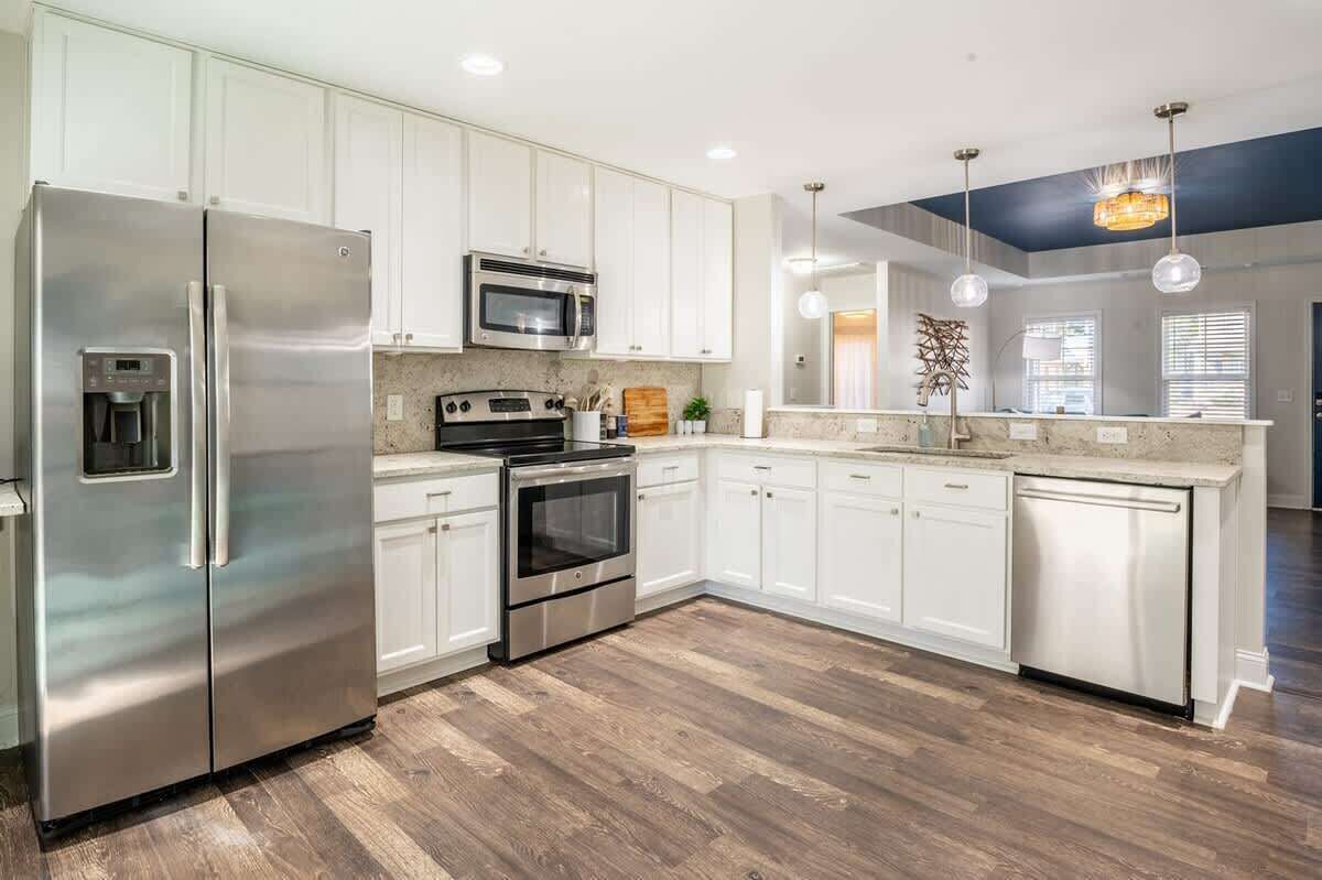 Kylskåp, mikrovågsugn, ugn och spishäll