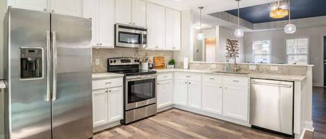 冷蔵庫、電子レンジ、オーブン、コンロ