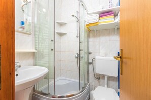 Shower, hair dryer, towels, toilet paper - Seaside Apartment in Fazana - Two bedrooms (Fažana)