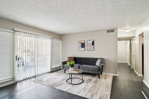 Téléviseur connecté, livres, bureau