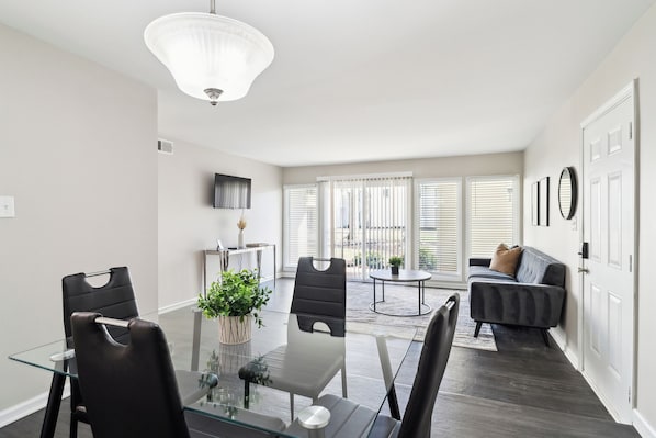 Smart TV, libri, studio