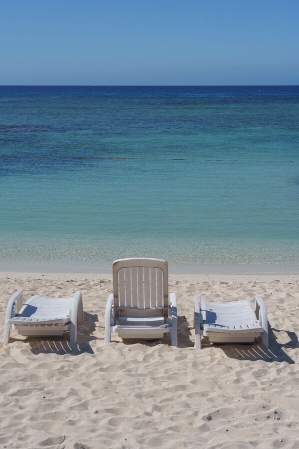 Chaises longues, serviettes de plage