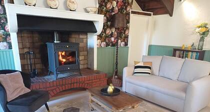 Charming cottage in natural setting for 6 people