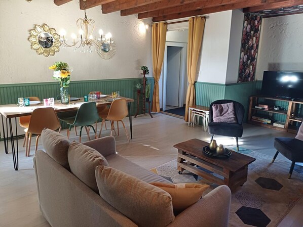 Una televisión, una chimenea