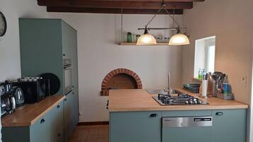 Frigorífico, microondas, horno y lavavajillas