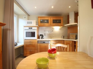 Fridge, microwave, dishwasher - Tranquil house with garden, fireplace and beach walk (Réville)