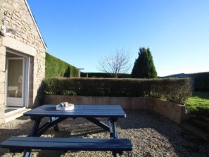 Outdoor dining - Tranquil house with garden, fireplace and beach walk (Réville)