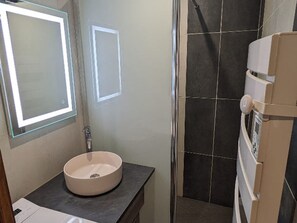 Bathroom - Comfortable studio in Châtel with WiFi and covered parking (Châtel)