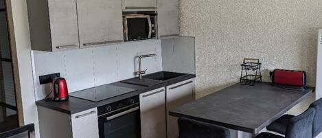 Kühlschrank, Mikrowelle, Herdplatte, Geschirrspüler