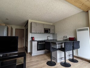 Fridge, microwave, stovetop, dishwasher - Comfortable studio in Châtel with WiFi and covered parking (Châtel)