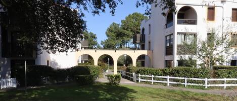 المنطقة المحيطة بالمنشأة