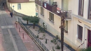 Straßenansicht eines Gebäudes mit einer roten Kuppel, Balkonen und einem Verbotsschild für Parken.
