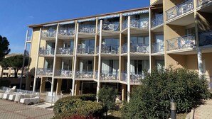 Ein mehrstöckiges Hotel mit Balkonen, Außenbereich und blauem Himmel.