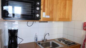 Réfrigérateur, four, cafetiÚre/bouilloire