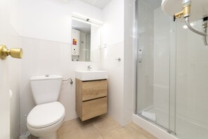 Douche, sèche-cheveux, serviettes fournies