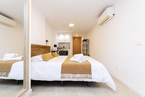 Tabla de planchar con plancha, wifi gratis y ropa de cama
