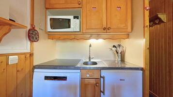 Kjøleskap, mikrobølgeovn, oppvaskmaskin og kaffetrakter/tekoker