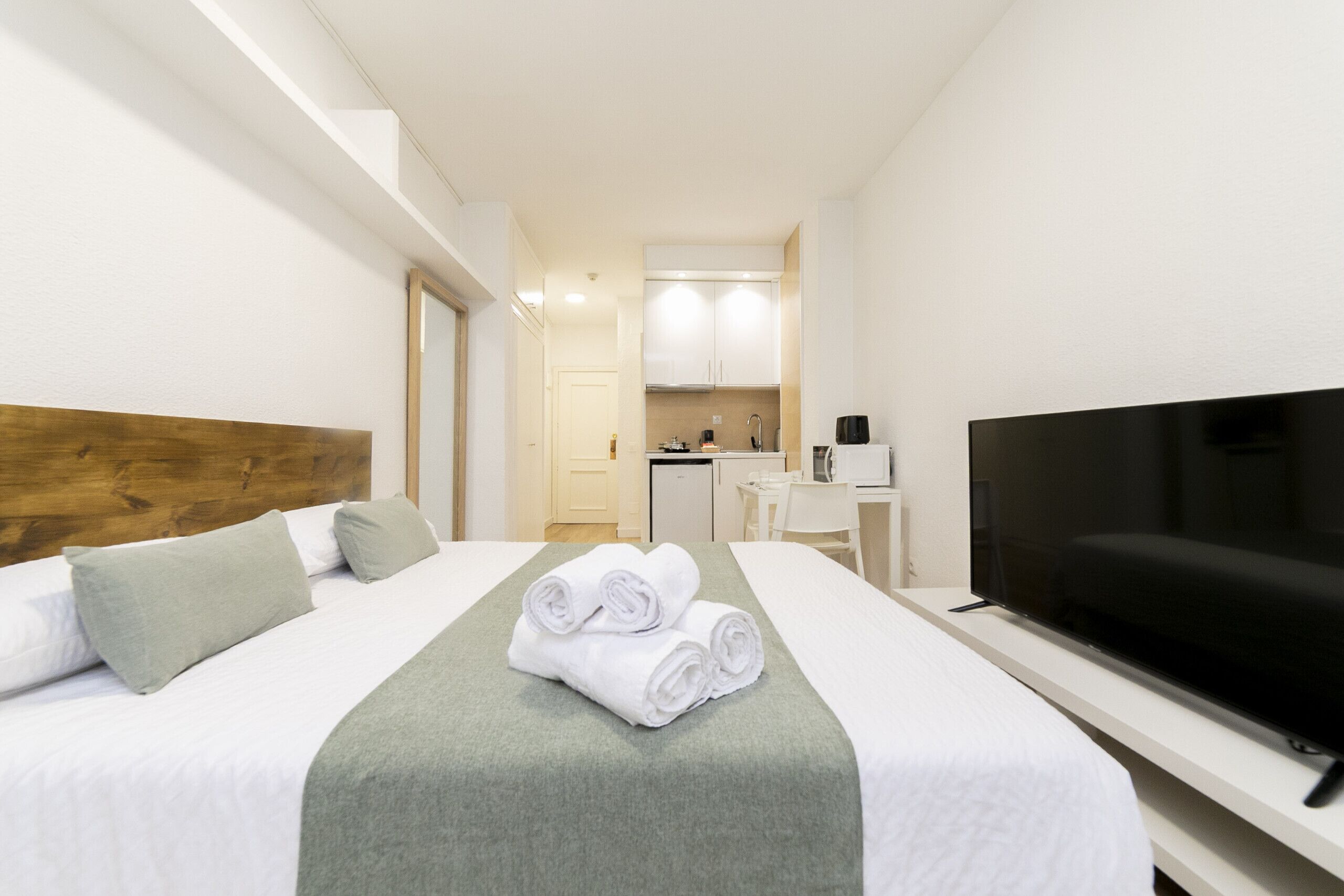 Iron/ironing board, free WiFi, bed sheets