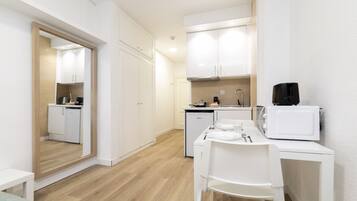 Réfrigérateur, micro-ondes, plaque de cuisson, cafetiÚre/bouilloire