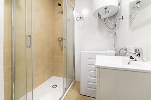 Shower, hair dryer, towels - Luxury XV - Ferga Suites (Madrid)