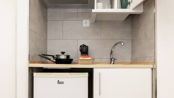 Refrigerador, microondas, parrilla de estufa y cafetera y tetera