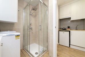 Shower, hair dryer, towels - Luxury III - Ferga Suites (Madrid)