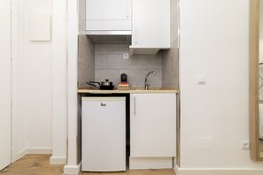 Kühlschrank, Mikrowelle, Wasserkocher mit Kaffee-/Teezubehör