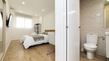 Tabla de planchar con plancha, wifi gratis y ropa de cama