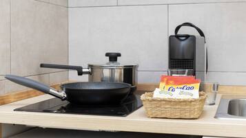 Frigorífico, microondas, placa de cocina y cafetera o tetera