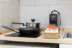 Fridge, microwave, stovetop, coffee/tea maker - Luxury III - Ferga Suites (Madrid)