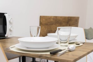 Tabla de planchar con plancha, wifi gratis y ropa de cama