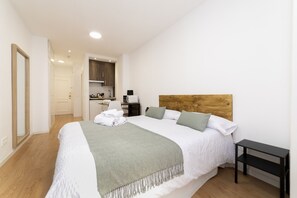 Tabla de planchar con plancha, wifi gratis y ropa de cama