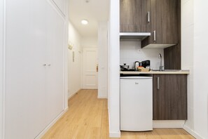 Fridge, microwave, stovetop, coffee/tea maker - Luxury IV - Ferga Suites (Madrid)