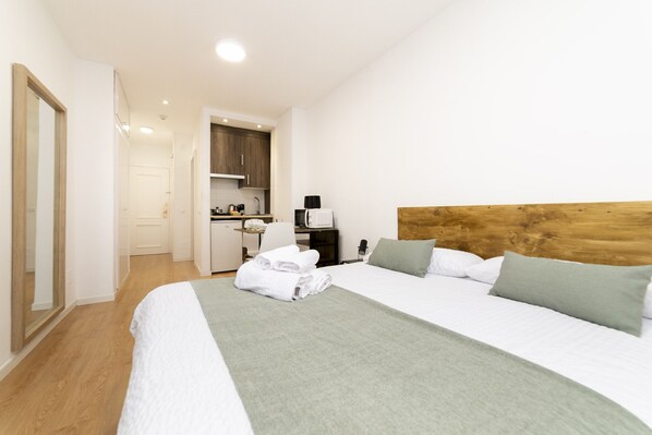 Iron/ironing board, free WiFi, bed sheets - Luxury IV - Ferga Suites (Madrid)