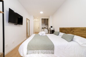Tabla de planchar con plancha, wifi gratis y ropa de cama