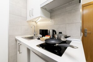 Een koelkast, een microgolfoven, een kookplaat