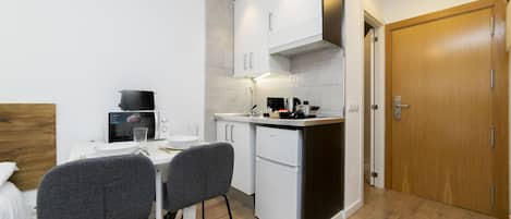 Réfrigérateur, micro-ondes, plaque de cuisson, cafetière/bouilloire