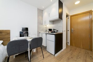 Réfrigérateur, micro-ondes, plaque de cuisson, cafetière/bouilloire